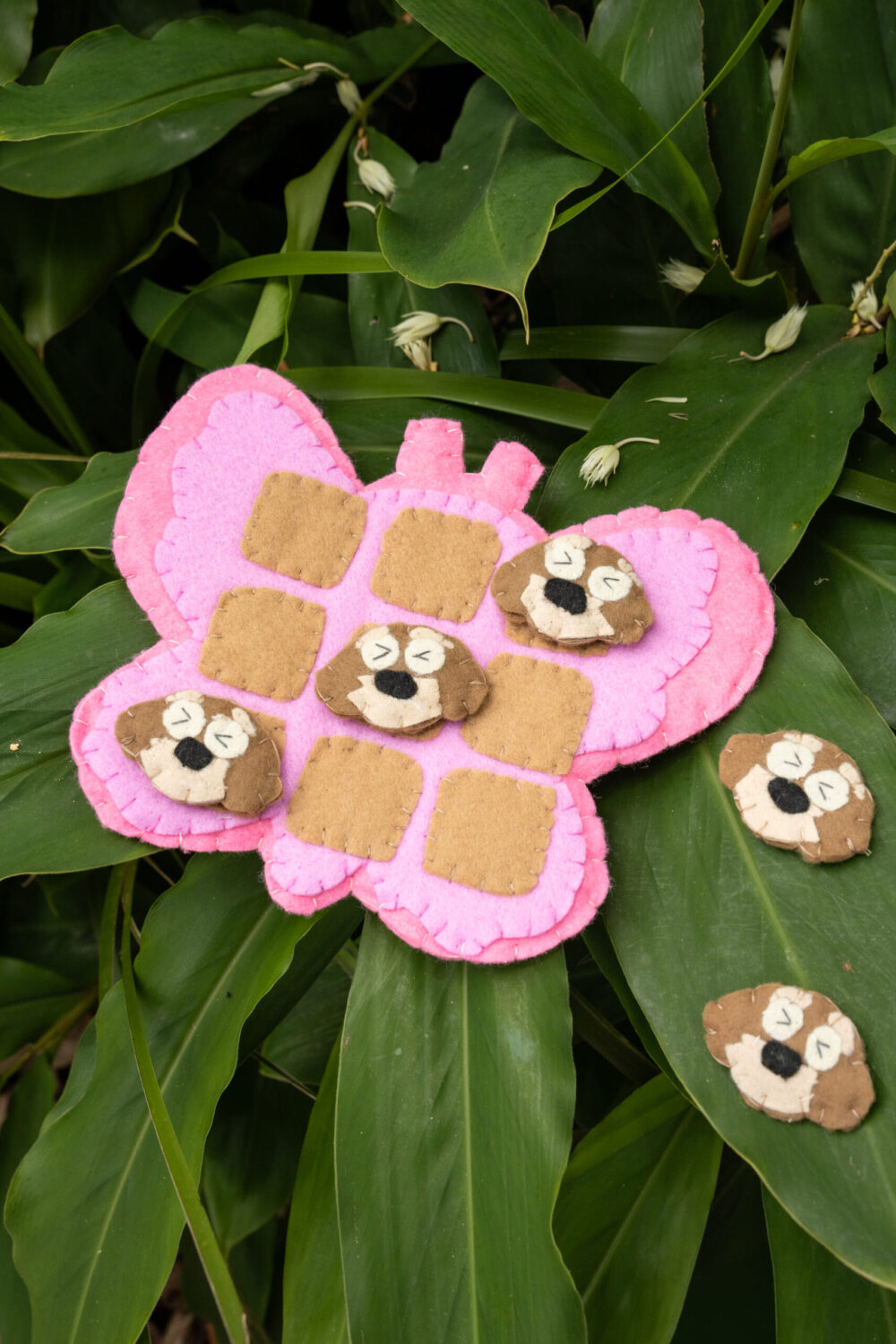 Handmade felt Tic Tac Toe board game with handmade dog and bee pieces, eco-friendly and perfect for kids’ sensory and mindfulness play.